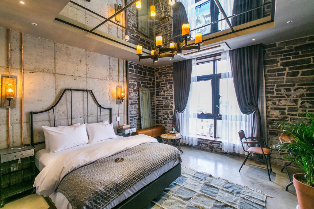 Hotel February Dong Seong Ro