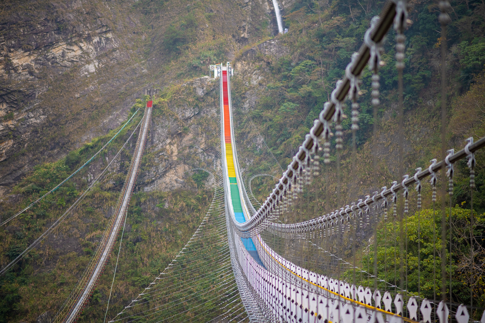 雙龍瀑布七彩吊橋