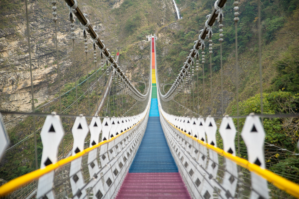 雙龍瀑布七彩吊橋