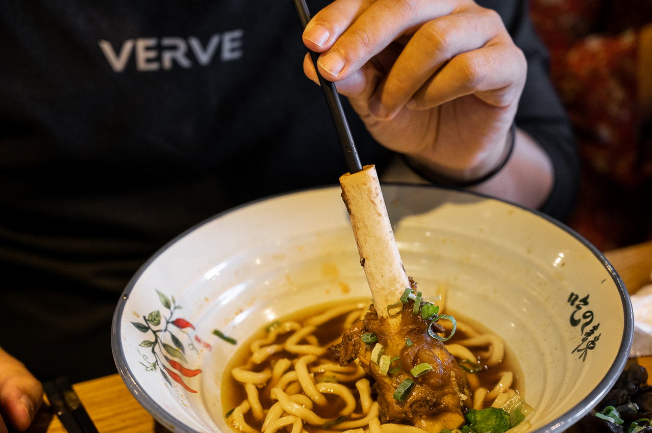 六里屯麵食專家 豪邁羊角筋