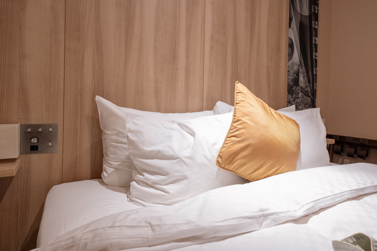 Hotel Vista Sendai 雙人房床鋪與蓬鬆枕頭