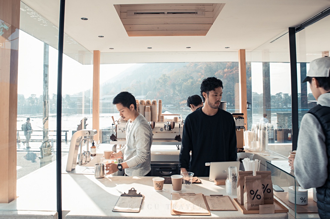 % ARABICA 京都嵐山店的咖啡師專注於每一杯咖啡的高品質，而這座白色玻璃屋景色絕佳，桂川美景一覽無遺。