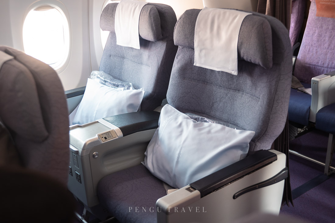 華航高雄曼谷商務艙B737-800環境:座椅配置2-2 佈局與華航配色寬敞座椅