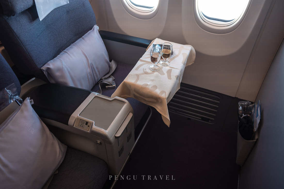 中華航空 CI839 商務艙展開式桌板:小巧可愛懷舊十足