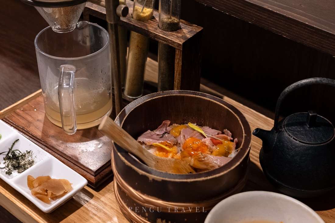 Gion Duck Rice鴨肉飯三吃，低溫烹調紀州鴨肉鋪滿木桶，加入海膽鮮味十足更銷魂！