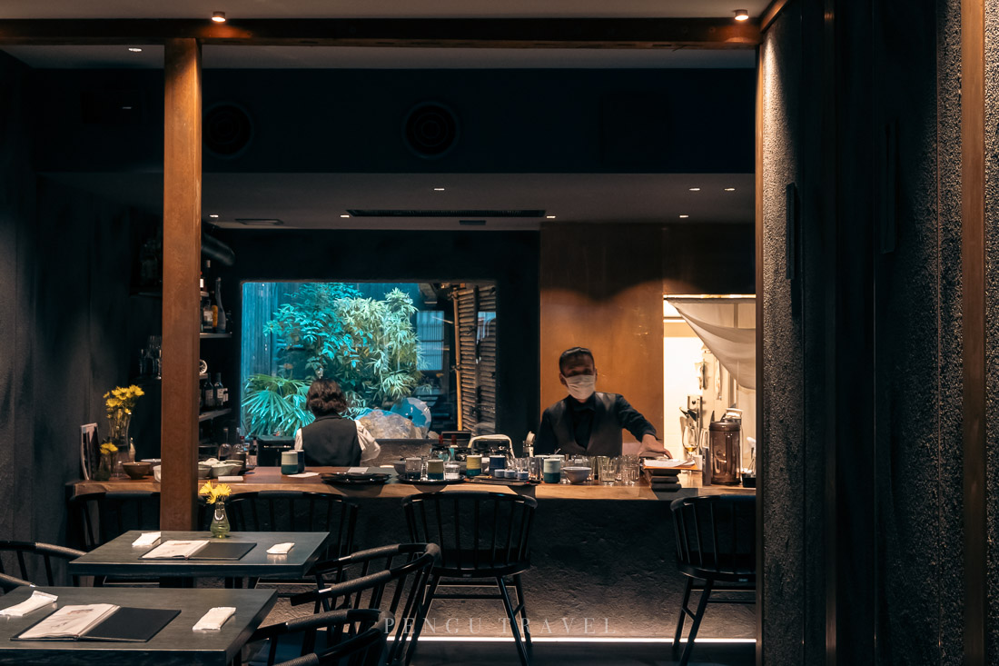 想尋找更內行的抹茶，Pengu Travel 推薦位於祇園的北川半兵衛，這間宇治茶老舖有著160年歷史，是獲獎無數的茶商，如今開設時髦的茶咖啡，讓旅人們能在低調奢華的環境享受高品質抹茶與甜點。