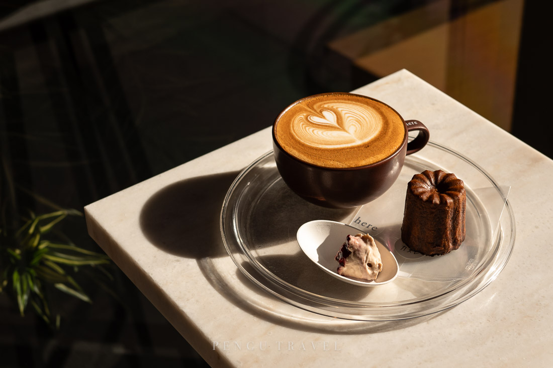 here Kyoto以可麗露聞名，一口咖啡一口可麗露是這裡的定番吃法！比起稍軟的可麗露，我更愛香醇的熱拿鐵，咖啡和牛奶的比例絕佳真的極品。