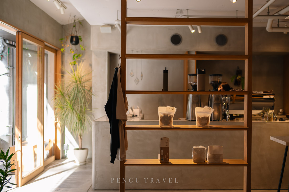 here Kyoto由拉花冠軍山口淳一創辦，近年也展店至台南，不過有機會當然要來本店朝聖，店家氛圍營造的很不錯，周邊產品也相當有設計感，