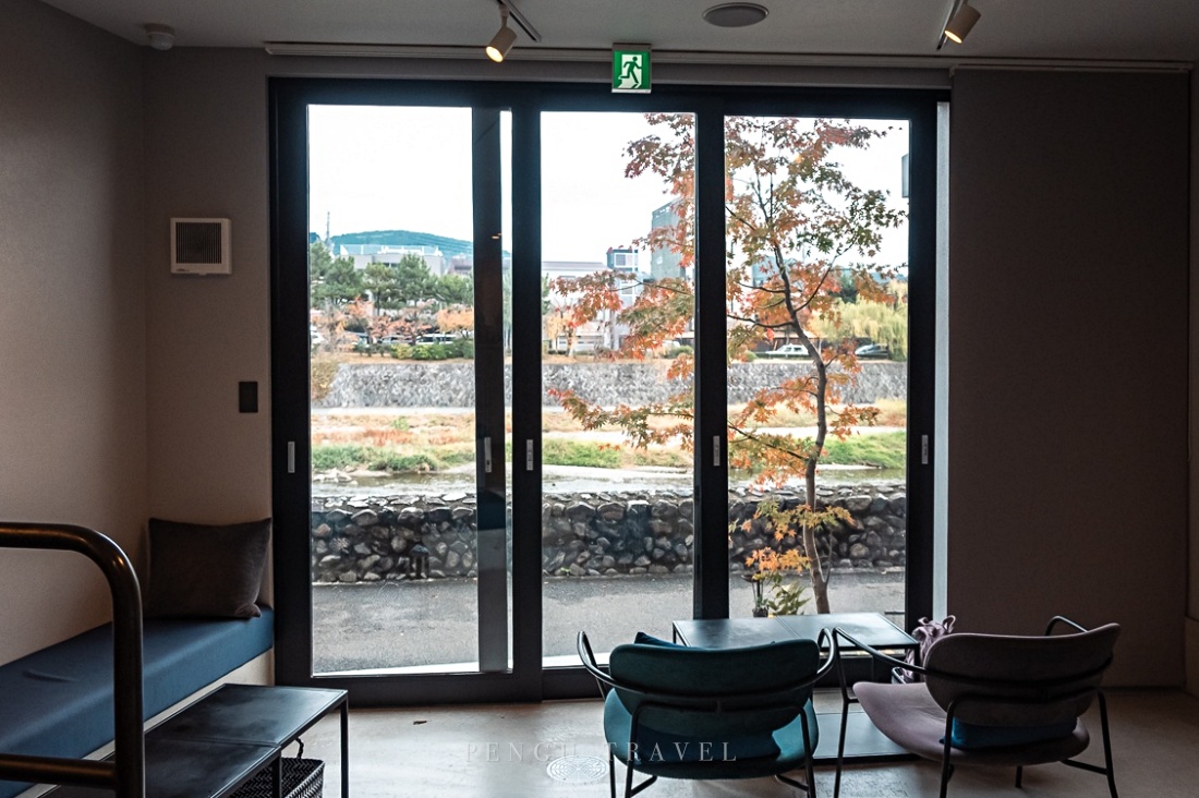 Kawama Cafe氛圍愜意，店內座位鬆散不會感到擁擠，有著鴨川第一排的風景，看著流水緩緩讓人感覺很治癒。