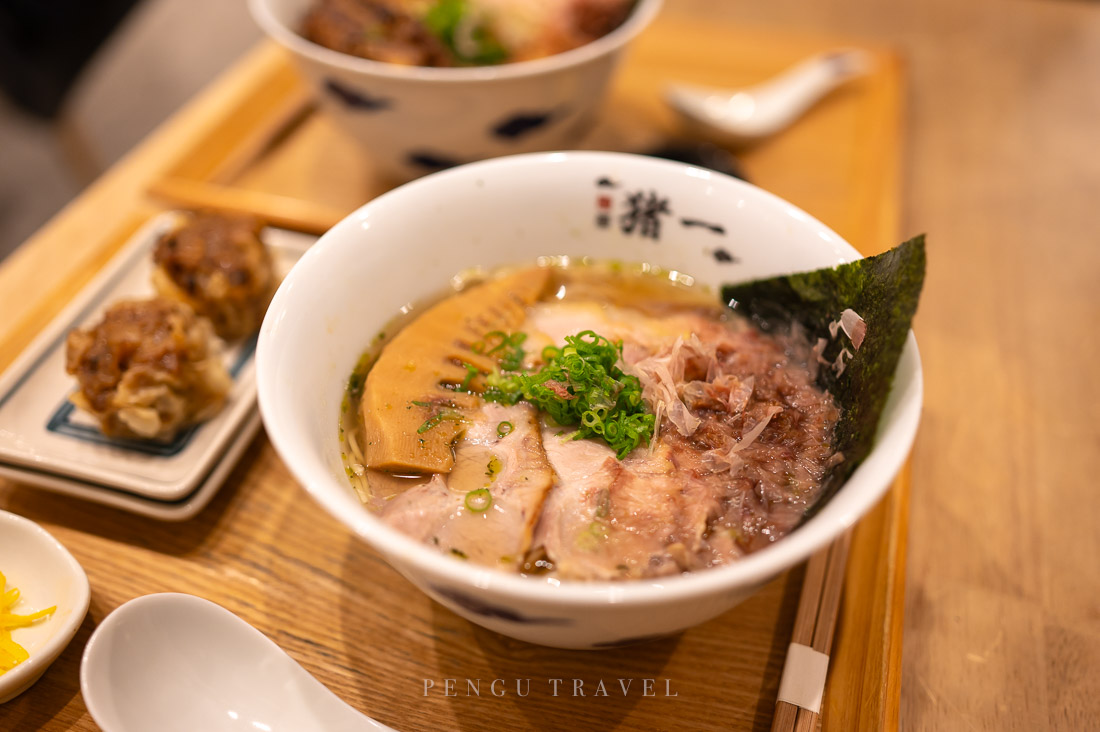 連續9年榮獲米其林必比登推薦，麵屋豬一是拉麵愛好者不容錯過的名店，這次拜訪分店麵屋豬一 離れ，美味的白醬油拉麵融合醬油的香醇與魚貝鮮味，讓Pengu印象深刻！