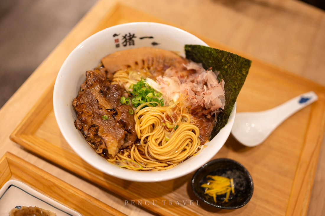 麵屋豬一離れ的黑醬油和牛拉麵十分豪華，炙燒A4黑毛和牛香氣逼人，口感更是充滿油脂，醬油湯頭更是香醇不厚重，米其林推薦實至名歸。