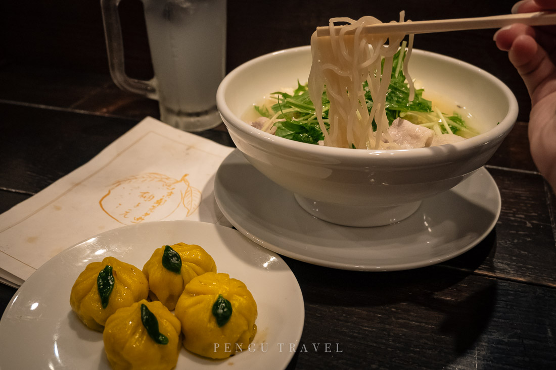 Pengu Travel 推薦柚子元必點菜色：水菜與肉片爆量的豚柚子麵鹹酸爽口，與造型可愛的柚子蒸餃、微澀的京柚子酒相當對味。