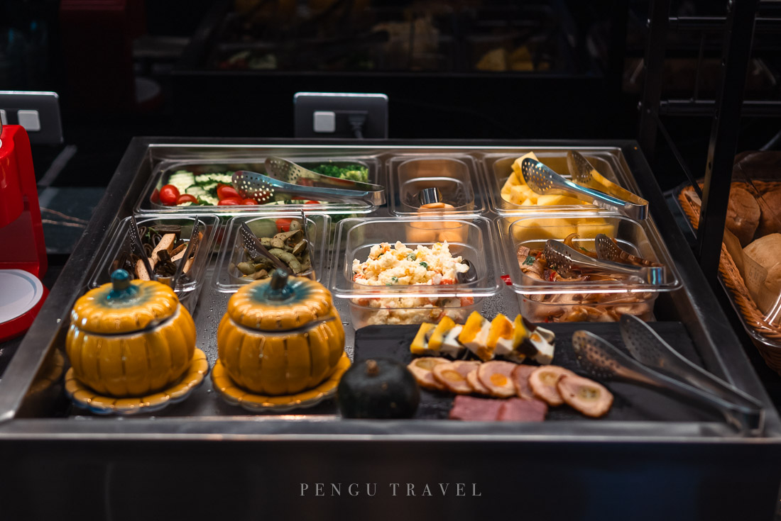 南苑貴賓室沙拉吧:供應多種沙拉與毛豆滷味等涼拌小菜