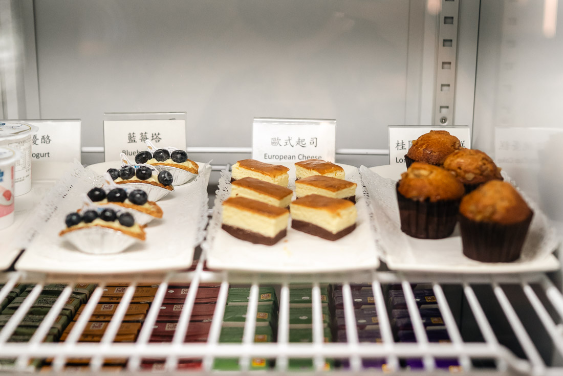 南苑貴賓室甜點：藍莓塔、起司蛋糕等精緻點心