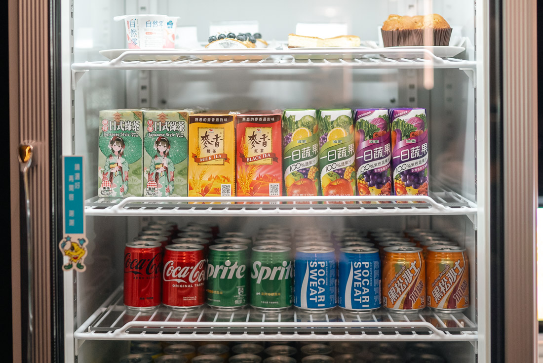 南苑貴賓室飲品區：冰箱有各式軟飲、果汁、豆漿與鮮奶