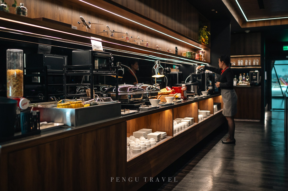 南苑貴賓室餐點：餐檯區域提供多種熱食、沙拉與輕食選擇