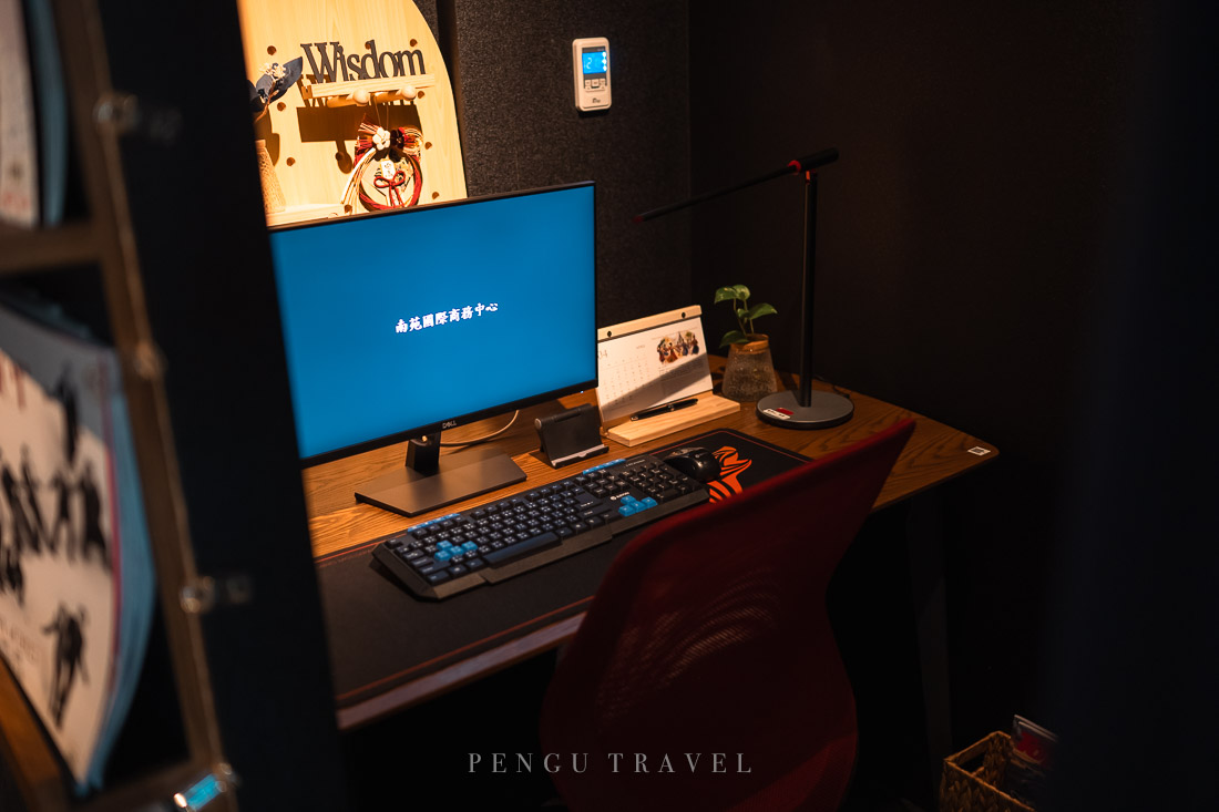 南苑商務中心辦公區:獨立隔間配備電腦,方便登機前處理公務