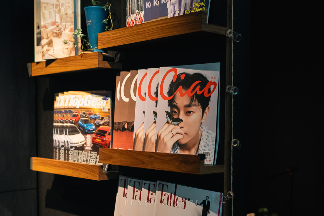 南苑貴賓室雜誌閱覽區：精選多種雜誌刊物，候機時光不無聊