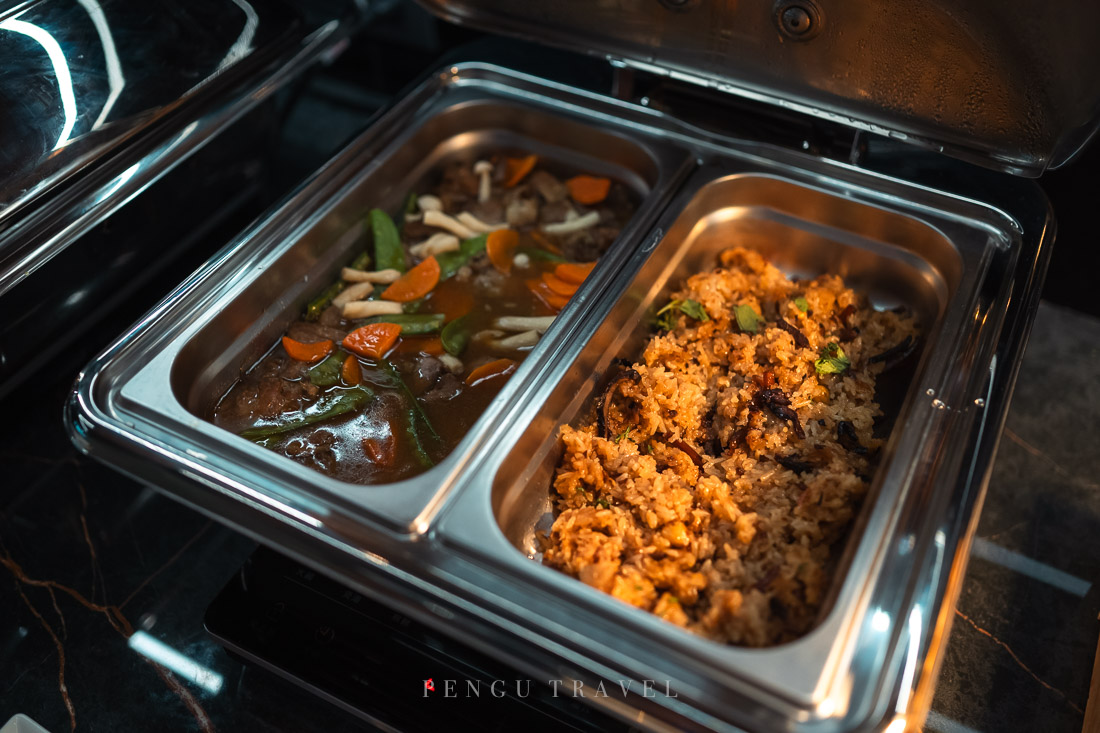 南苑貴賓室自助吧熱菜:米糕與京都青龍雞