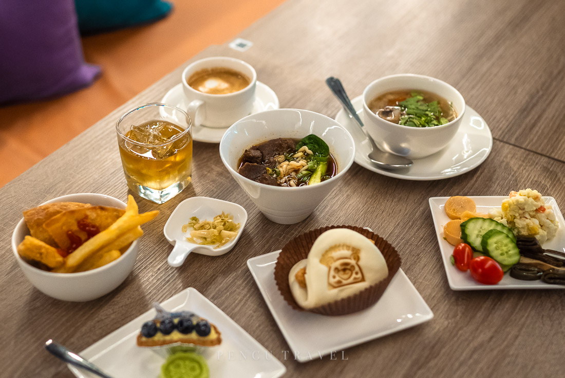 南苑貴賓室現點現做美食:提供多種經典台灣小吃,葷食素食一應俱全