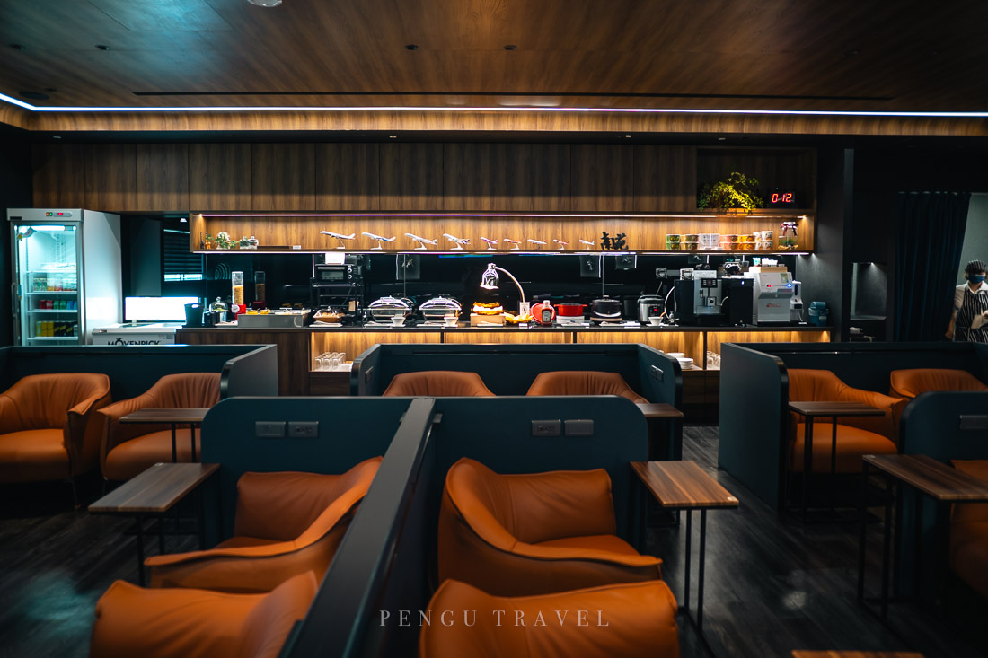 南苑貴賓室內部環境：深色系沉穩設計與舒適沙發休憩區