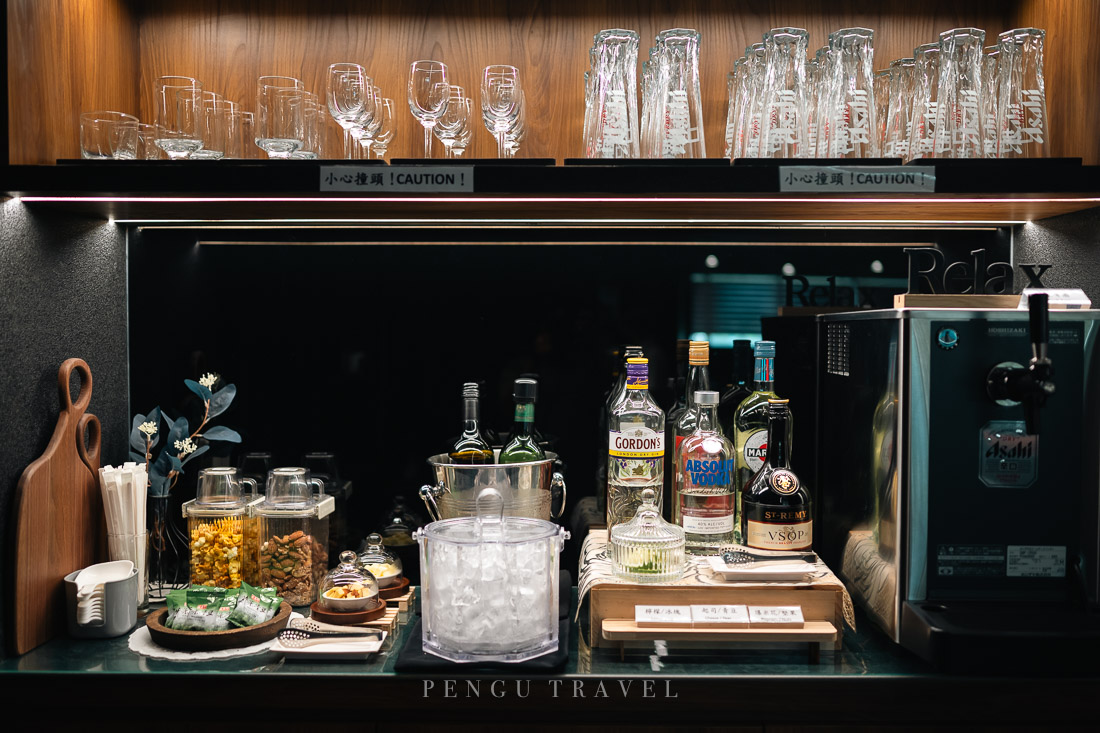 南苑貴賓室酒水:供應多款烈酒、紅白酒與 Asahi 生啤酒