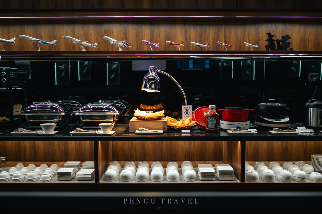 南苑貴賓室餐飲空間:動線俐落的取餐區設計與餐點陳列