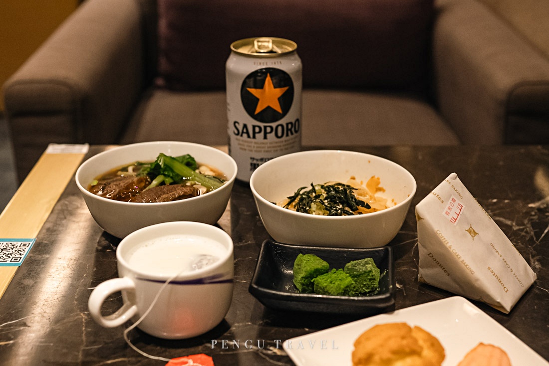 Pengu 推薦高雄華航貴賓室必吃清單：除了招牌牛肉麵，還有炸醬麵、餃子及紅豆湯等多種台味經典