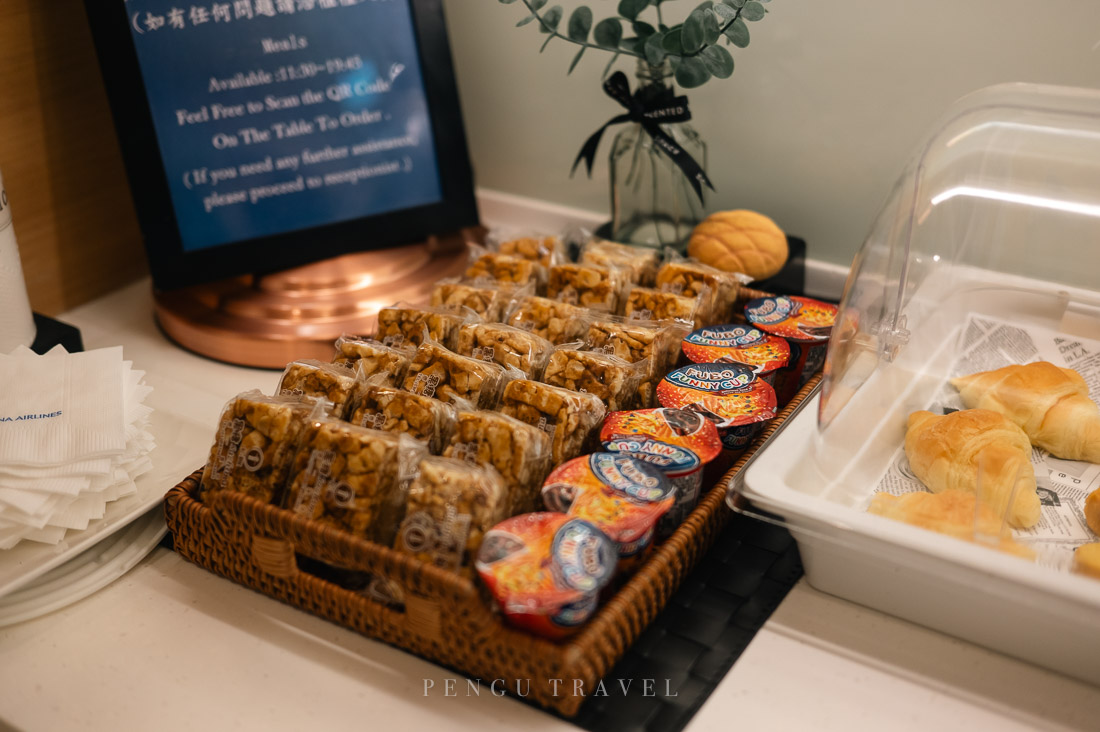 華航貴賓室零食點心：不定時更換本土品牌零食如沙琪瑪
