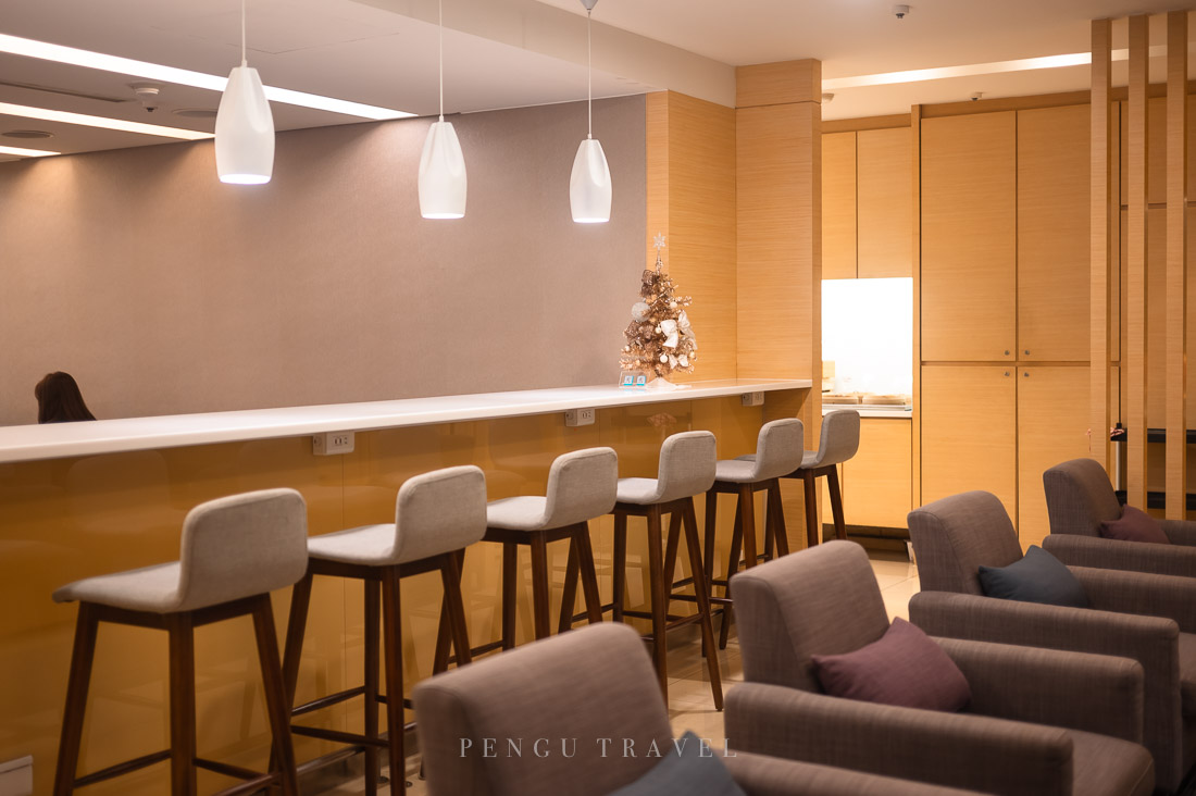 高雄華航貴賓室內部空間細節：提供充電插座與安靜的商務工作區