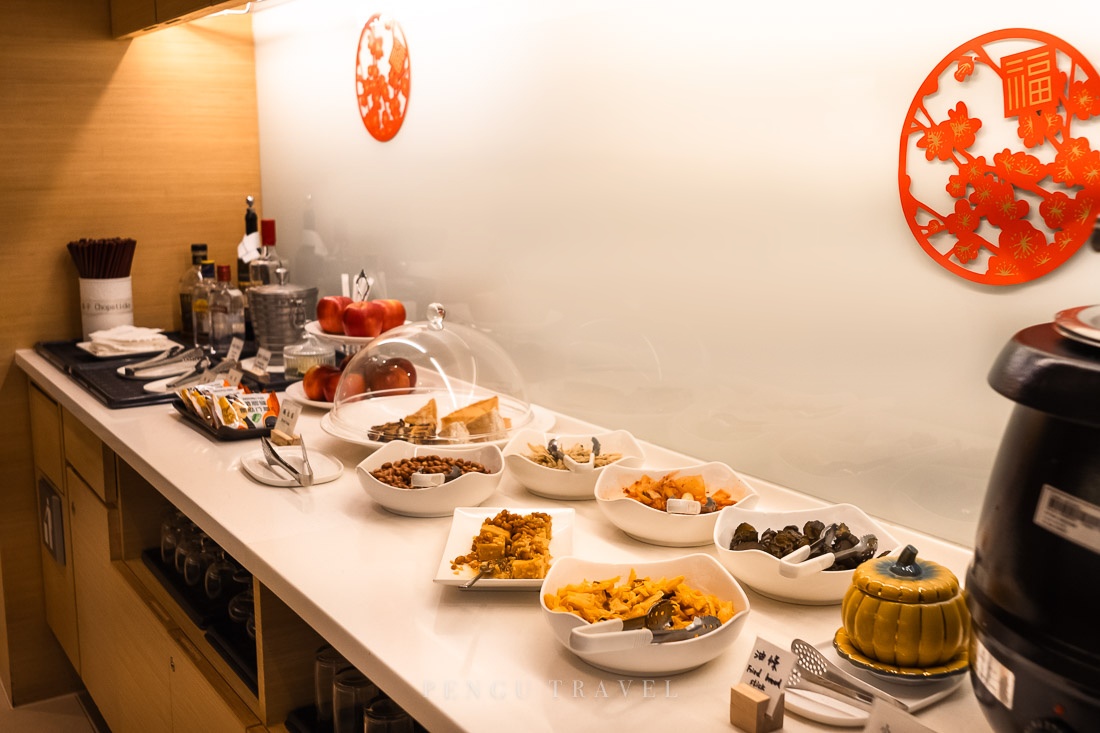 華航貴賓室早餐時段：提供清粥小菜與蒸籠點心開啟一天的活力