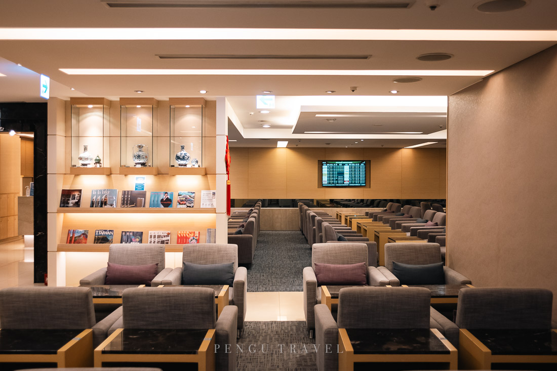 小港機場華航貴賓室環境：沉穩優雅的候機空間與舒適沙發座位區