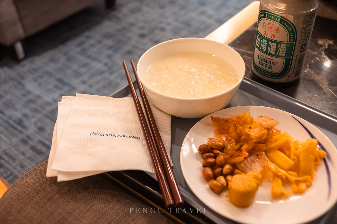 Pengu在早餐時段造訪高雄華航貴賓室：清粥小菜與台啤的奇妙組合，最真實的台味候機體驗