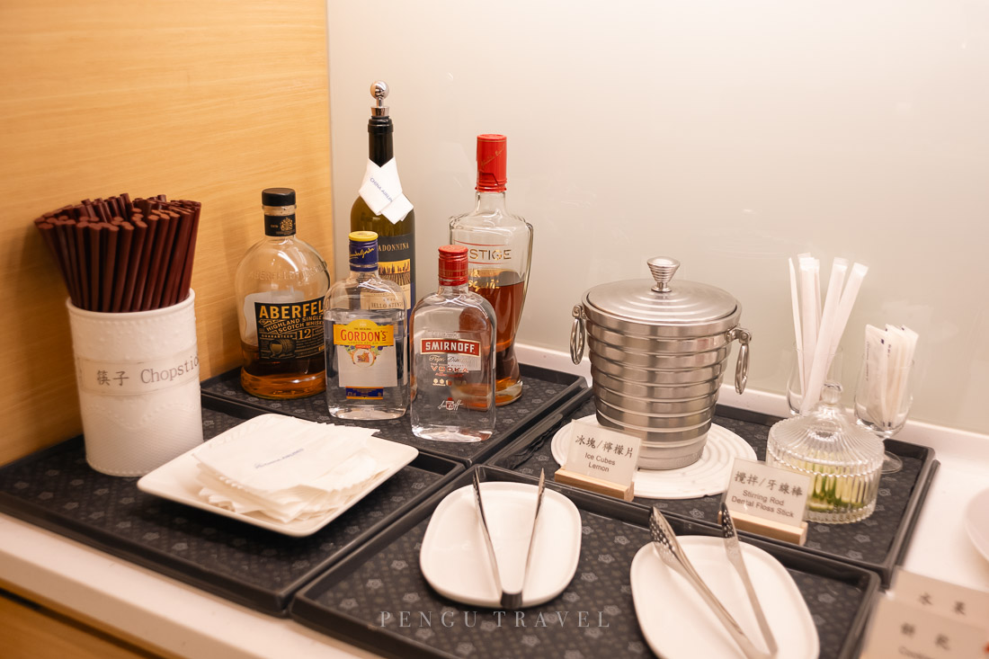 高雄華航貴賓室酒水：提供罐裝啤酒與數種烈酒自由取用