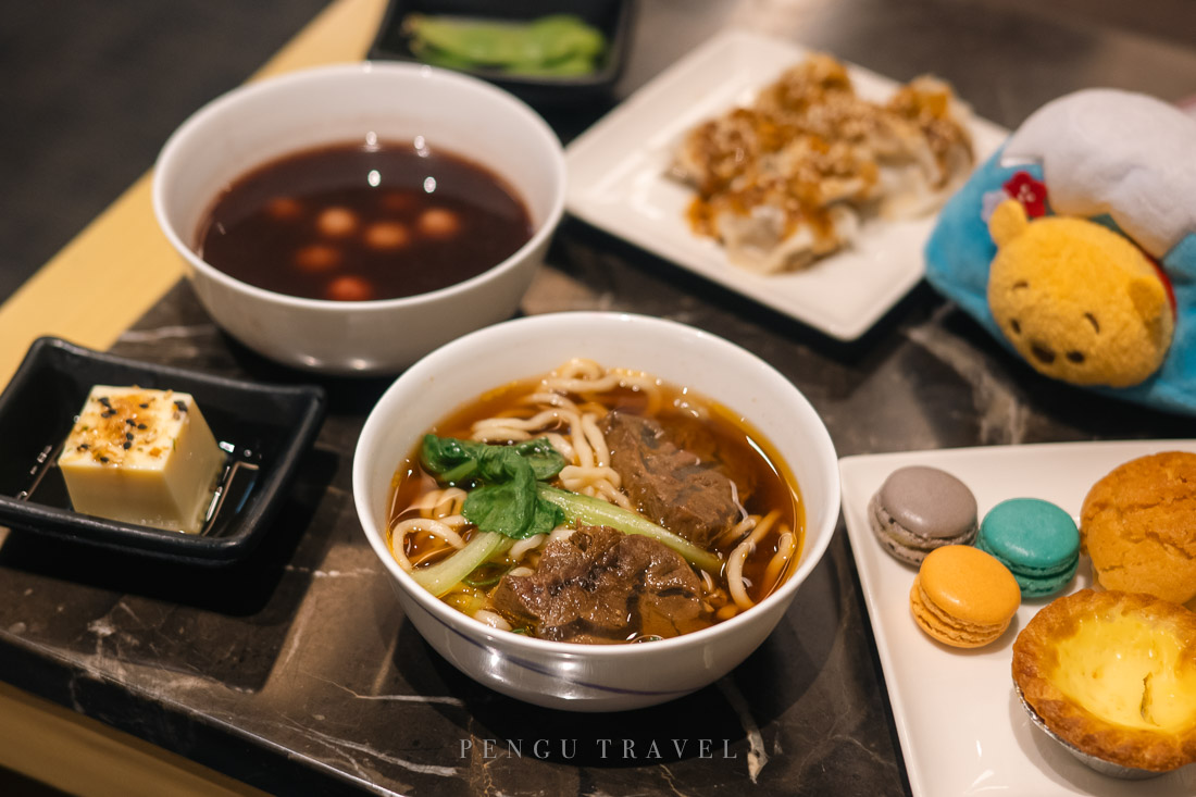 高雄貴賓室必點華航牛肉麵：Pengu最愛推薦！湯頭醇厚肉大塊的現做美味