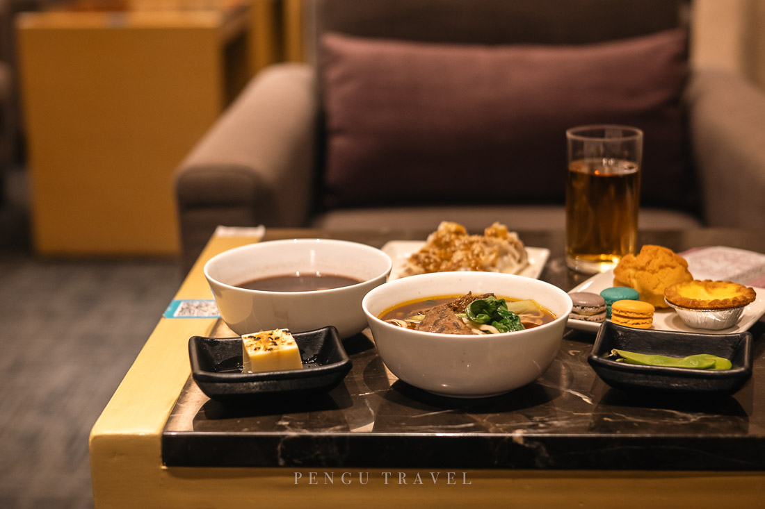 高雄華航貴賓室單點現做料理：Pengu的台灣美食大集合，必點招牌牛肉麵與小吃