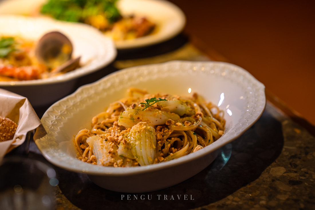 花枝·蒜味辣椒麵是nul人氣菜色，麵條吸足了蝦高湯，蓋滿新鮮花枝並撒上榛果增加層次。