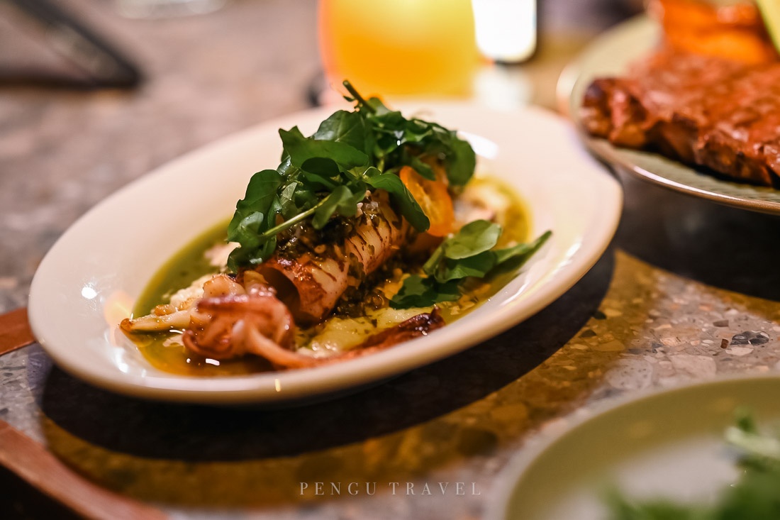 炙烤劍魷：一整隻劍魷口感飽滿Q彈，搭配羊奶酪及奥勒岡，並以香橙油調味，微酸口感相當清爽。