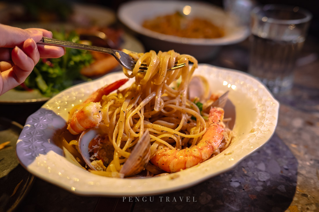 鮮蝦汁·海鮮麵：飽滿的白蝦、多顆赤嘴蛤覆滿麵體，以海鮮高湯清炒，回歸最純粹的鮮味。