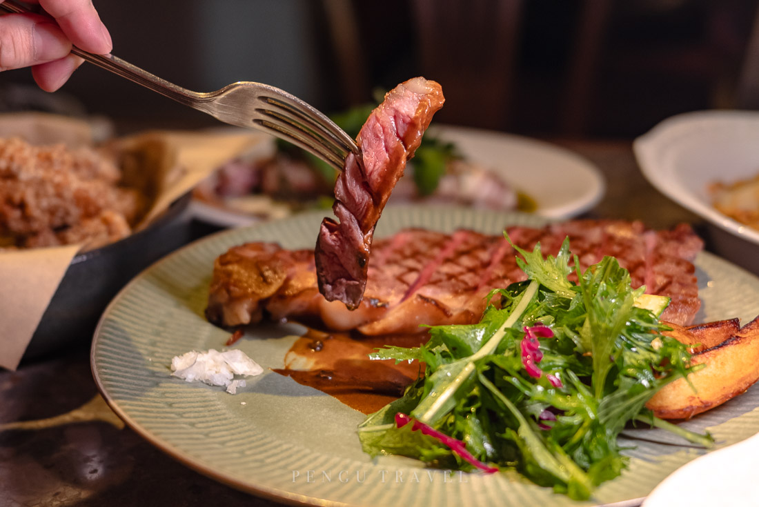 nul的紐約客有著教科書級的表現，精準的五分熟火侯讓油脂充分滲透，緊緻帶嚼勁，並保有生鮮軟嫩讓人回味無窮。