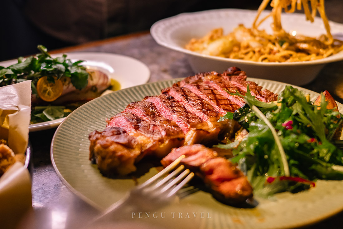 牛排調味跳脫常規，少見的馬告搭配日本赤豆瓣，並提供片鹽。另有生菜、油封馬鈴薯、櫛瓜，整體吃起來相當飽足。