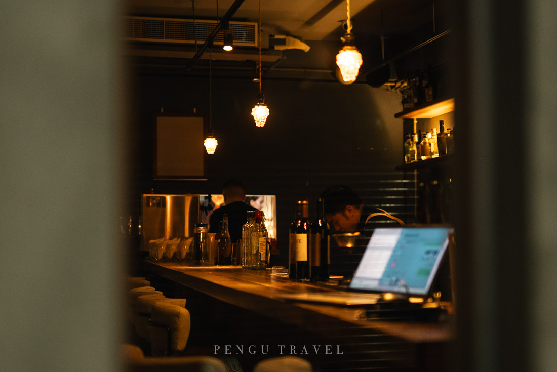 nul入口處吧台不僅是酒精的產地，更是獨處者的避風港，當天也遇到客人為了小酌而來，可見調酒實力受到認可。