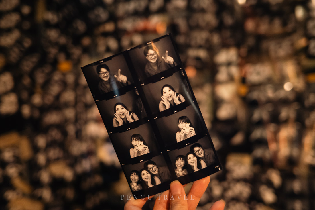 黑白快照亭｜在nul用餐後拍一張復古人生四格照，回味青春同時把當晚的聚餐回憶變成實體，儀式感十足。