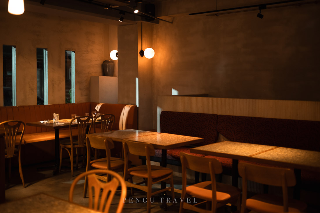 nul 室內裝潢，暖黃燈光映照在裸露泥牆，空間自帶慵懶感，是台北約會或閨蜜聚餐的好選擇。