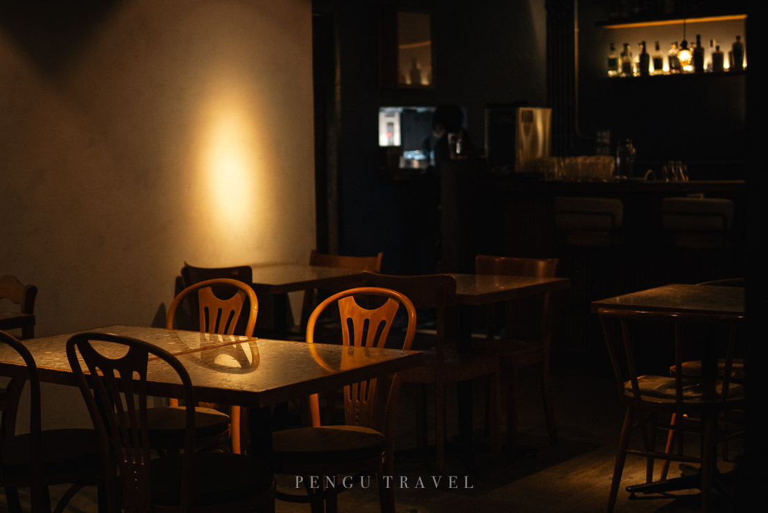 店家提倡減法美學，沒有冗餘裝飾，極簡卻氛圍感十足，座位分布也讓人感覺舒服不緊迫。