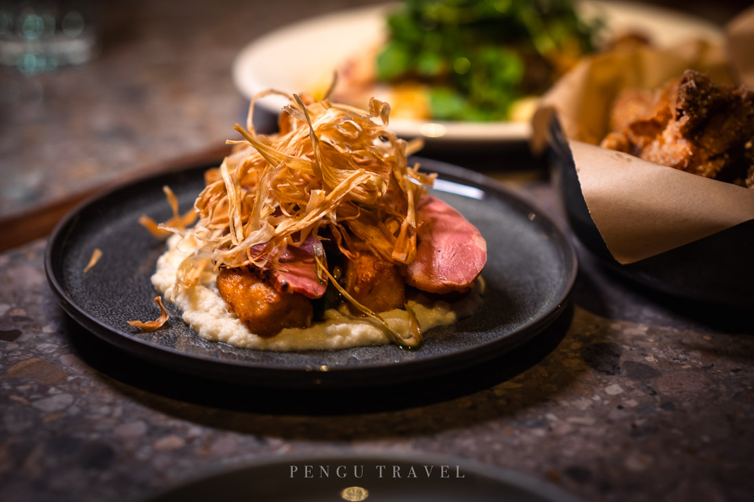 鴨胸·醬燒麵疙搭：主角鴨胸柔嫩鮮美，以馬鈴薯泥、麵疙搭、綠竹筍、炸牛蒡絲堆疊，同時感受綿密、軟糯與酥脆，層次十足。