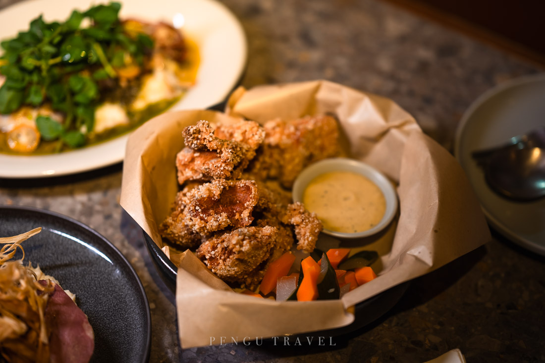 青花椒·炸雞：nul的炸物有著高水準，酥脆不油膩的外皮裡，是多汁軟嫩的肉質，搭配一旁青花椒沾醬更添風味，廣式泡菜不只開胃更解膩。