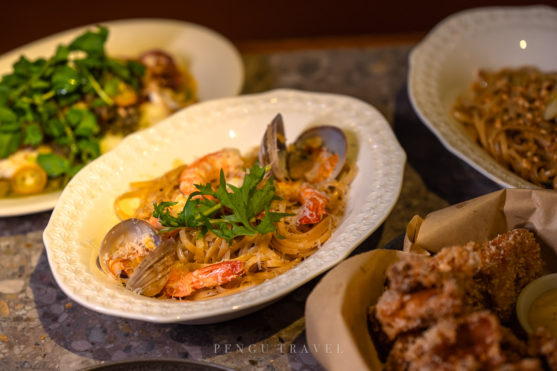 鮮蝦汁·海鮮麵：豪邁的海鮮配料以精美瓷盤盛裝，展現nul餐酒館的高質感。