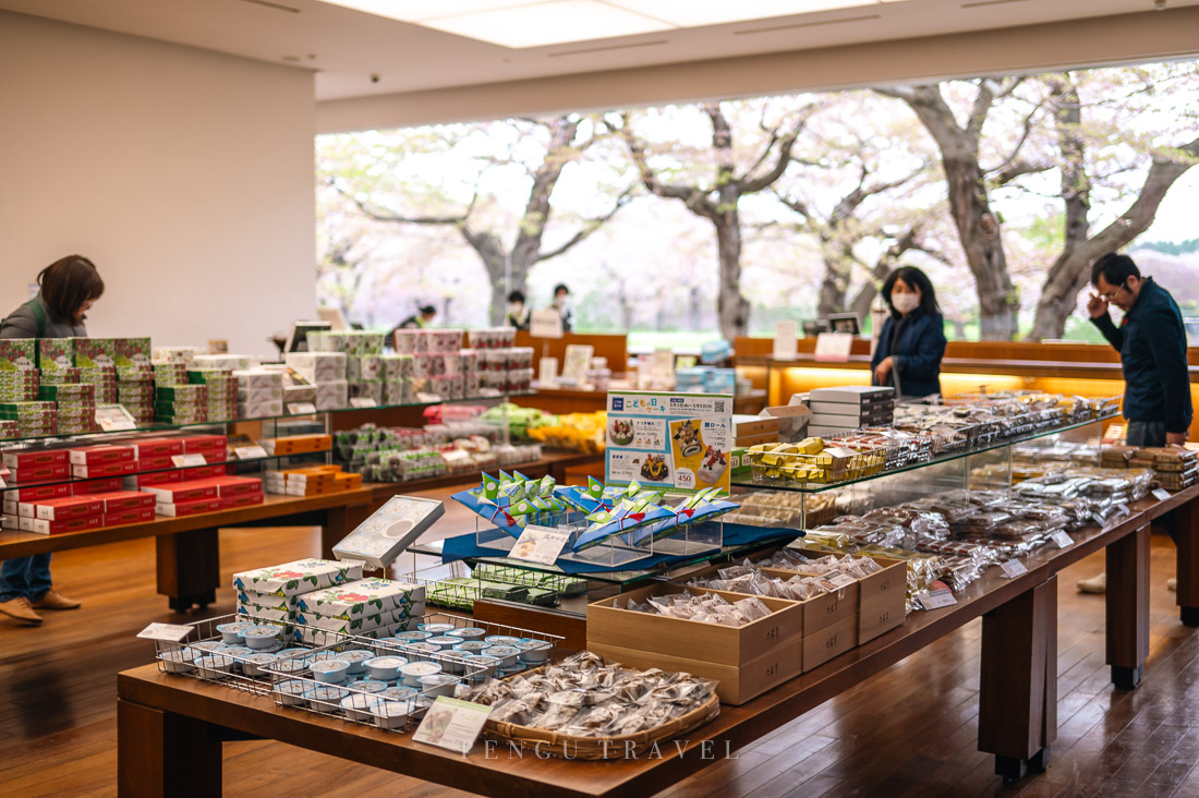 六花亭五稜郭店：伴手禮挑選空間寬敞明亮，飽覽四季美景之窗而有最美六花亭之稱。