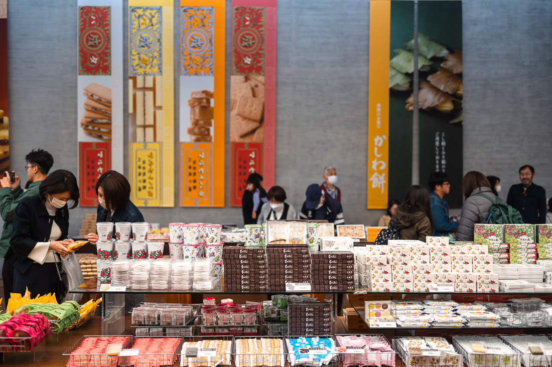 六花亭架上陳列蘭姆葡萄夾心餅、酒糖、巧克力等豐富甜品，並以指標性的花卉圖樣包裝